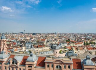 Czy plac utwardzony płytami to budowla?